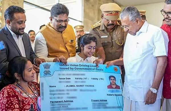 കൈകളില്ല, ജിലുമോൾക്ക് ഇനി ധൈര്യമായി കാലുകൊണ്ട് കാറോടിക്കാം; മുഖ്യമന്ത്രി ലൈസൻസ് കൈമാറി