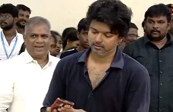 പ്രളയ ദുരിതത്തില്‍ വലയുന്നവര്‍ക്ക് നേരിട്ടെത്തി സഹായഹസ്തം നീട്ടി വിജയ്, വീഡിയോ 