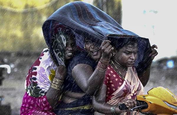 പേമാരിയില്‍ മുങ്ങി ചെന്നൈ; രണ്ട് മരണം;  നിരവധി കാറുകള്‍ ഒലിച്ചുപോയി; വിമാനത്താവളം അടച്ചു; 118 ട്രെയിനുകള്‍ റദ്ദാക്കി; വീഡിയോ