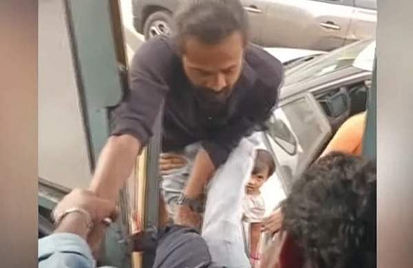 കെഎസ്ആര്ടിസി ബസിന് മുന്നില് വട്ടം നിര്ത്തി; ആലുവയില് ഡ്രൈവറെ മര്ദിച്ച് സ്കൂട്ടര് യാത്രികന്