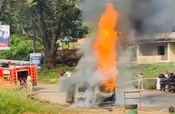 മലപ്പുറത്ത് പെയിന്റുമായി ഓടിക്കൊണ്ടിരിക്കെ വാനിന് തീപിടിച്ചു; ഒഴിവായത് വലിയ അപകടം
