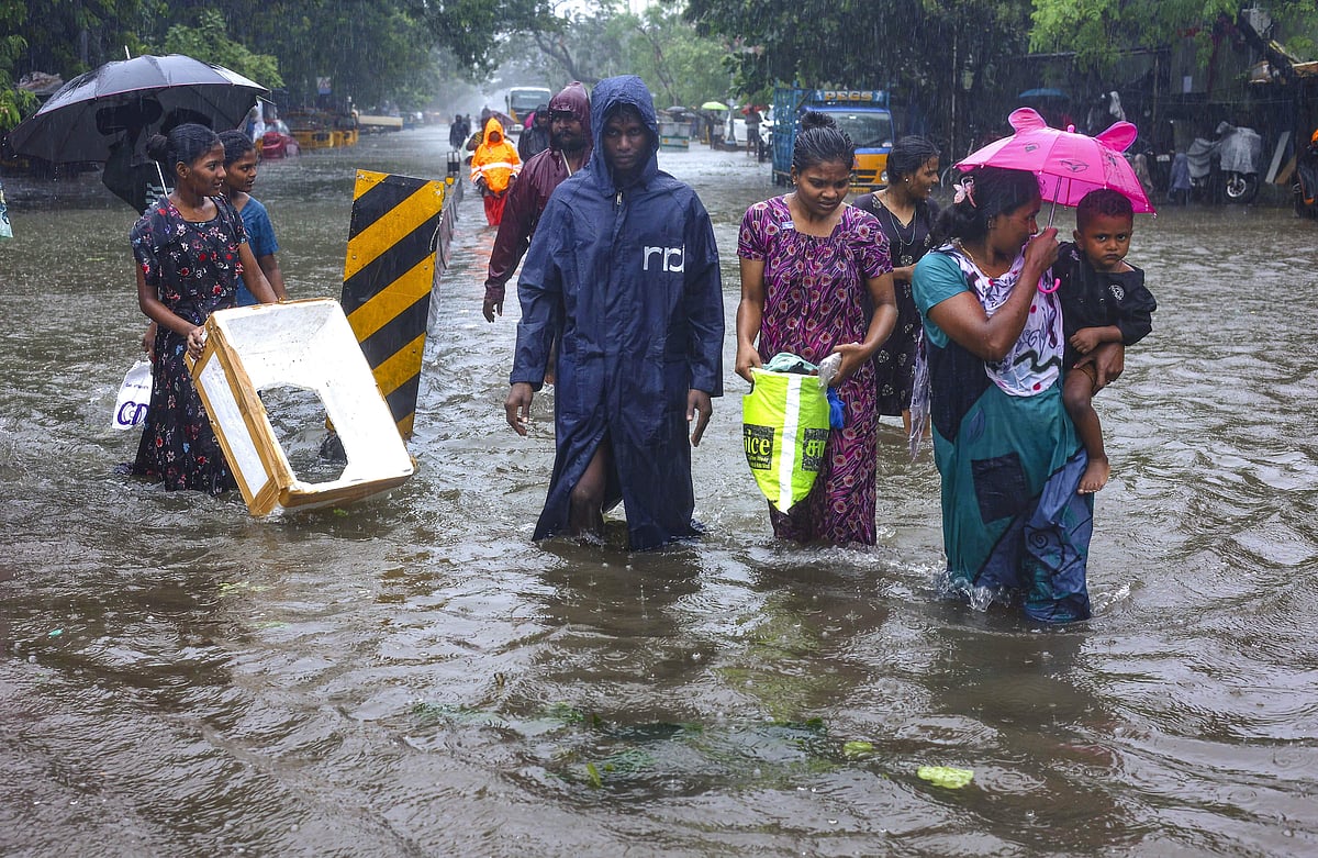 മിഷോങ് ചുഴലിക്കാറ്റ് ദുരിതം വിതച്ചപ്പോള്‍ 
