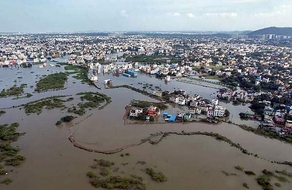 രണ്ടുദിവസത്തിനിടെ പെയ്തത് 46 സെന്റിമീറ്റര് മഴ; പലയിടത്തും വെള്ളം ഇറങ്ങിയില്ല; ചെന്നൈയില് നാളെയും അവധി