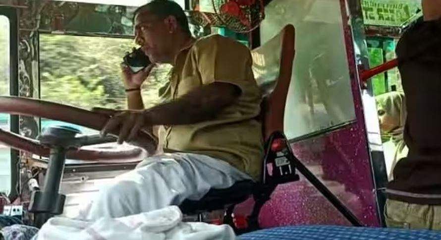 വാട്‌സ്ആപ്പും ഫോണ്‍വിളിയുമായി ബസ് ഡ്രൈവര്‍; ദൃശ്യങ്ങള്‍ വൈറല്‍; കര്‍ശന നടപടിയെന്ന് മോട്ടോര്‍ വാഹന വകുപ്പ്