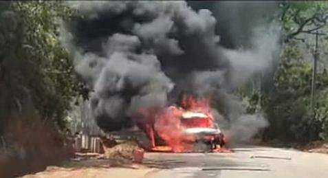 കോഴിക്കോട് കത്തിയ കാറിലുണ്ടായവര്‍ യുവാവിനെ മര്‍ദിച്ചു; ദൃശ്യങ്ങള്‍ പുറത്ത്