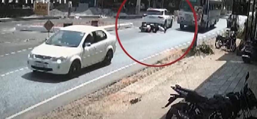 മുന്നില്‍ പോയ കാര്‍ ബ്രേക്കിട്ടു, നിയന്ത്രണം വിട്ട് ഇരുചക്രയാത്രികന്‍ റോഡിലേക്ക്; കെഎസ്ആര്‍ടിസി ബസ് കയറി മരിച്ചു
