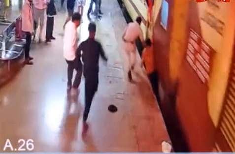 വീണ്ടും ഒരു മുന്നറിയിപ്പ് വീഡിയോ, ഓടുന്ന ട്രെയിനില്‍ ചാടിക്കയറാന്‍ ശ്രമിച്ചു; അത്ഭുത രക്ഷപ്പെടല്‍
