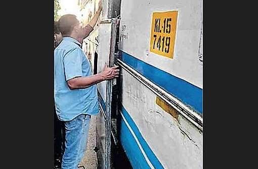 ഓട്ടത്തിനിടെ കെഎസ്ആർടിസി ബസിന്റെ വാതിൽ റോഡിൽ വീണു