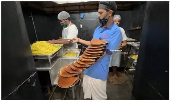 'ഇതൊരു ഒളിമ്പിക് ഇനമാക്കണം', ഒരു കയ്യിൽ 16 പ്ലേറ്റ് ദോശയുമായി വെയ്റ്റര്‍, കണ്ണ് തള്ളി സോഷ്യൽമീഡിയ - വിഡിയോ