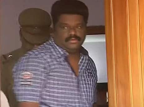 ഗുണ്ടാത്തലവന്‍ പുത്തന്‍പാലം രാജേഷും സുഹൃത്ത് സാബുവും കീഴടങ്ങി