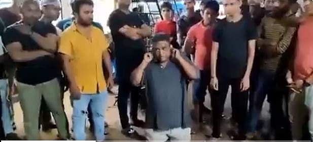 പാകിസ്ഥാന് ക്രിക്കറ്റ് ടീമിനെ പിന്തുണച്ചു; വ്യാപാരിയെ കൊണ്ട് പരസ്യമായി മാപ്പ് പറയിപ്പിച്ചു, ഭാരത് മാതാ കി ജയ് വിളിപ്പിച്ച് ആള്ക്കൂട്ടം