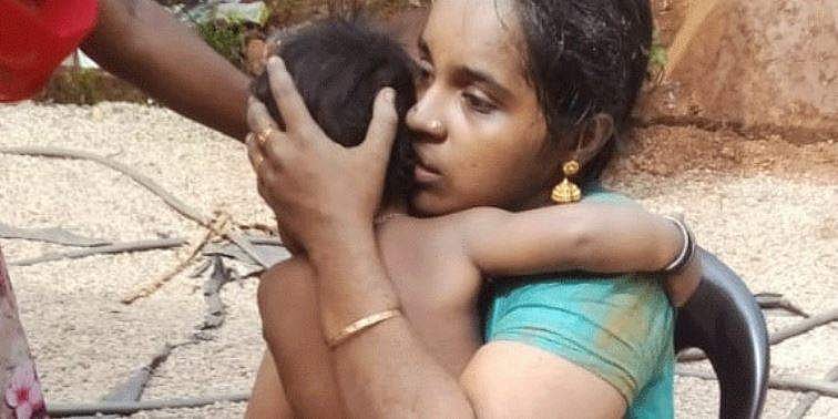 പശു കുത്താന്‍ ഓടിച്ചു; യുവതിയും മകനും 32 അടി താഴ്ച്ചയുള്ള കിണറ്റില്‍ വീണു