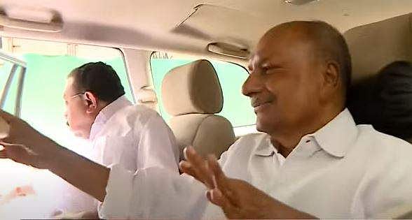 'ദയവ് ചെയ്ത് നിങ്ങള്‍ കുറച്ചു മര്യാദ കാണിക്കണം'; ഉമ്മന്‍ചാണ്ടിയെ കാണാന്‍ എകെ ആന്റണി എത്തി