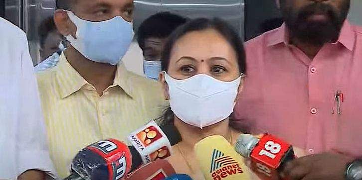 ഉമ്മന്‍ചാണ്ടിയെ ആരോഗ്യമന്ത്രി സന്ദര്‍ശിച്ചു; മെഡിക്കല്‍ ബോര്‍ഡ് രൂപീകരിച്ച് ചികിത്സയെന്ന് വീണാ ജോര്‍ജ്