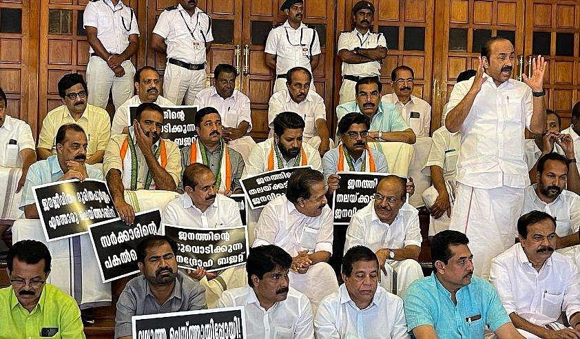 ഇന്ധന സെസില്‍ സമരം കടുപ്പിച്ച് പ്രതിപക്ഷം; നിയമസഭയിലേക്ക് എംഎല്‍എമാരുടെ പ്രതിഷേധ നടത്തം