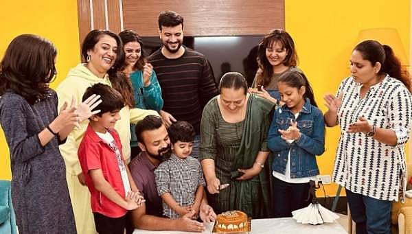 അമ്മയുടെ പിറന്നാളിന് ചാക്കോച്ചന്റെ സർപ്രൈസ് പാർട്ടി, കൂടെ കൂടി മഞ്ജുവും പിഷാരടിയും
