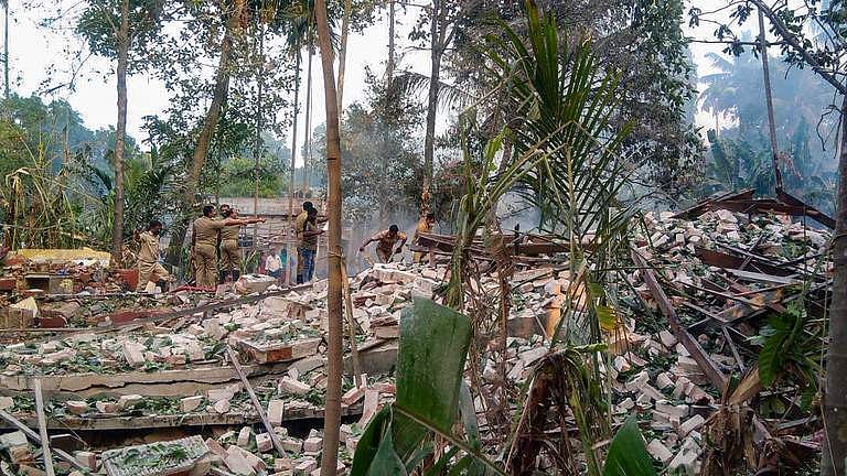 പടക്ക വിൽപ്പനയ്ക്കുള്ള ലൈസൻസിന്റെ മറവിൽ നിർമാണം, ‌വരാപ്പുഴയിൽ സ്ഫോടനമുണ്ടായത് അനധികൃത ശേഖരത്തിൽ നിന്ന്; ഉടമക്കെതിരെ കേസ്