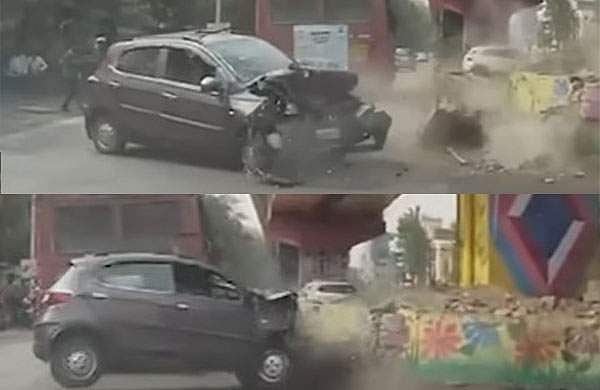 നിയന്ത്രണം വിട്ട് കാർ ഡിവൈഡറിലേക്ക് ഇടിച്ചുകയറി, അത്ഭുത രക്ഷപ്പെടല്‍; വിഡിയോ