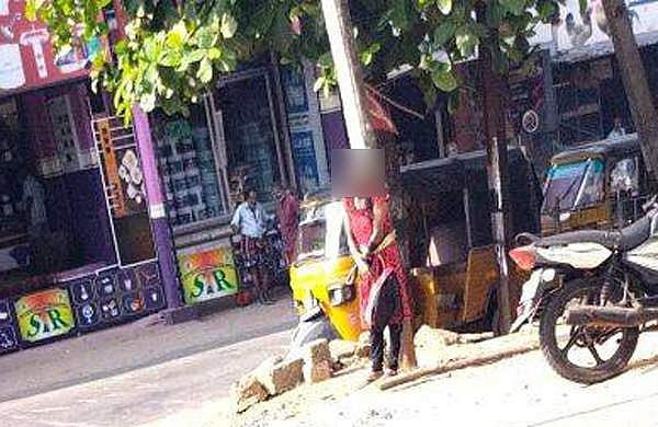 അശ്ലീലം പറഞ്ഞവർക്കു നേരെ മുളകുപൊടി എറിഞ്ഞു, യുവതിയെ ടെലിഫോൺ പോസ്റ്റിൽ കെട്ടിയിട്ടു; മൂന്നു പേർ അറസ്റ്റിൽ
