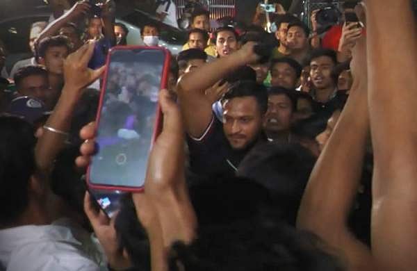 തൊപ്പി ഈരി മാറ്റാന്‍ ശ്രമിച്ചു; ആരാധകനെ പൊതിരെ തല്ലി ബംഗ്ലാദേശ് ക്യാപ്റ്റന്‍ ഷാകിബ് അല്‍ ഹസന്‍ (വീഡിയോ)