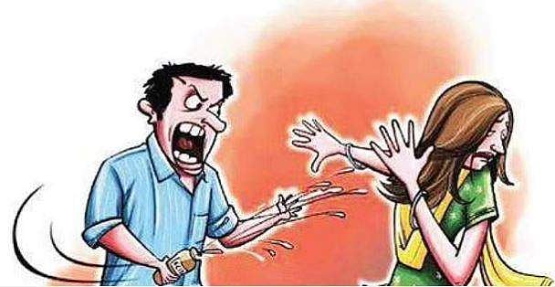 കോടതിക്ക് മുന്നില്‍ യുവതിക്ക് നേരെ ആസിഡ് ആക്രമണം; ഭര്‍ത്താവ് അറസ്റ്റില്‍