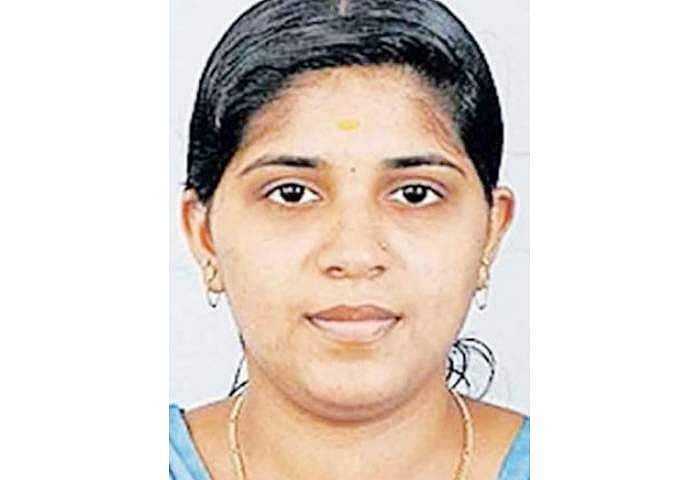 ബൈക്കിന്റെ പിന്നിലിരുന്ന് യാത്ര ചെയ്യുന്നതിനിടെ കുഴഞ്ഞുവീണു; പരിക്കേറ്റ് ചികിത്സയിലായിരുന്ന 24കാരി മരിച്ചു