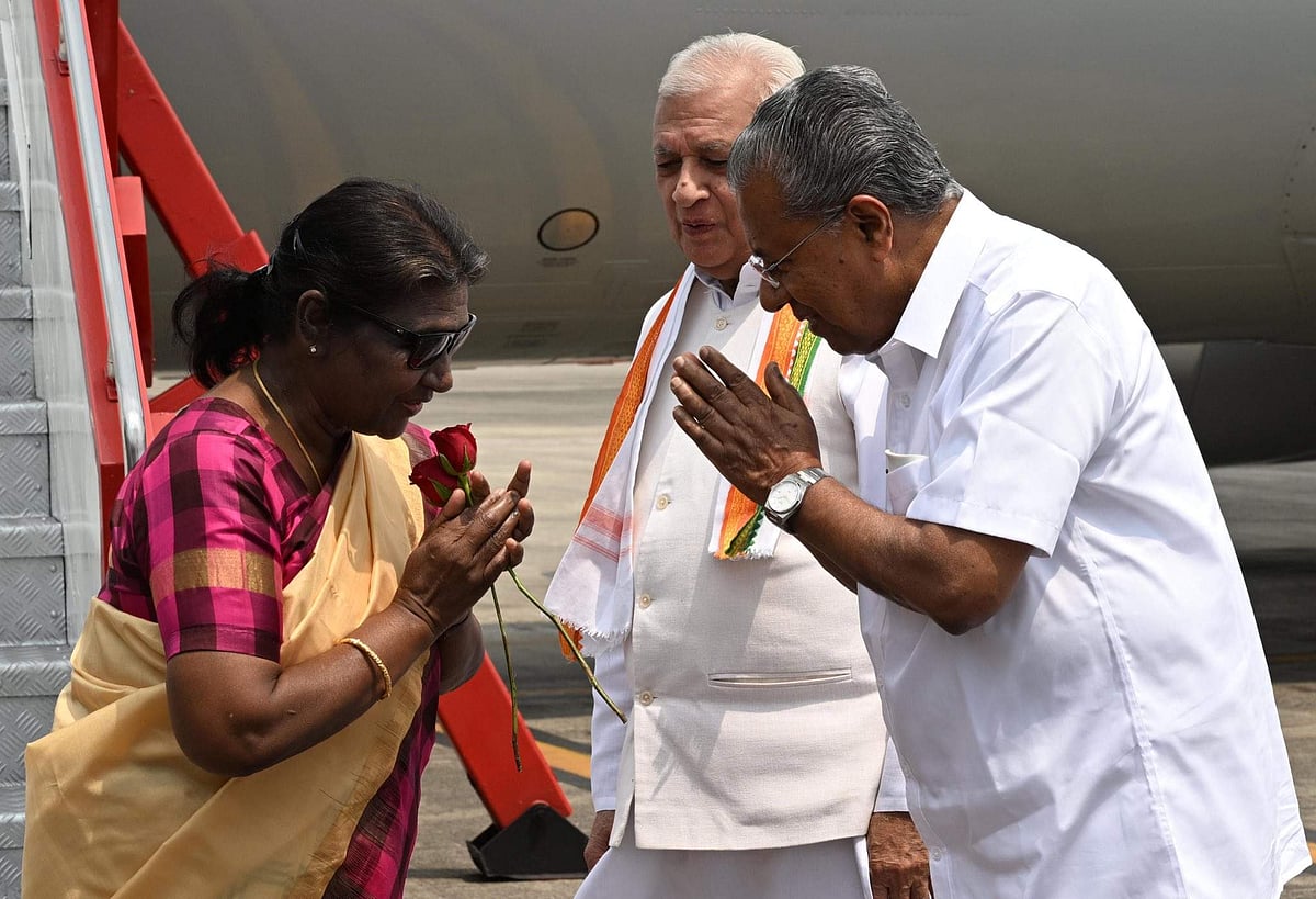 രാഷ്ട്രപതി കൊച്ചിയില്‍; സ്വീകരിച്ച് മുഖ്യമന്ത്രിയും ഗവര്‍ണറും