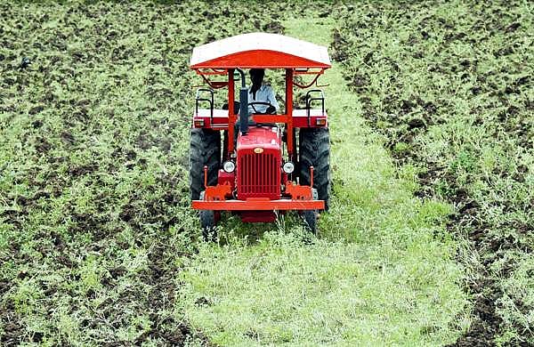 സ്ത്രീധനമായി ട്രാക്ടര്‍ ചോദിച്ചു, അത്യാഗ്രഹിയായ വരന് കിട്ടിയത് നാട്ടുകാരുടെ 'മുട്ടന്‍പണി'; 'ട്രാക്ടര്‍ കല്യാണം'