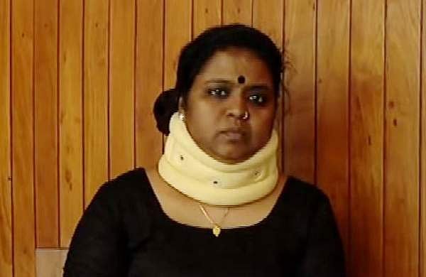10 മണിക്കൂര്‍ പൂട്ടിയിട്ടു; മുറിക്കുള്ളിലെ വൈദ്യുതി ബന്ധം വിച്ഛേദിച്ചു; എസ്എഫ്‌ഐക്കാര്‍ മര്‍ദിച്ചെന്ന ആരോപണവുമായി ലോ കോളജ് അധ്യാപിക