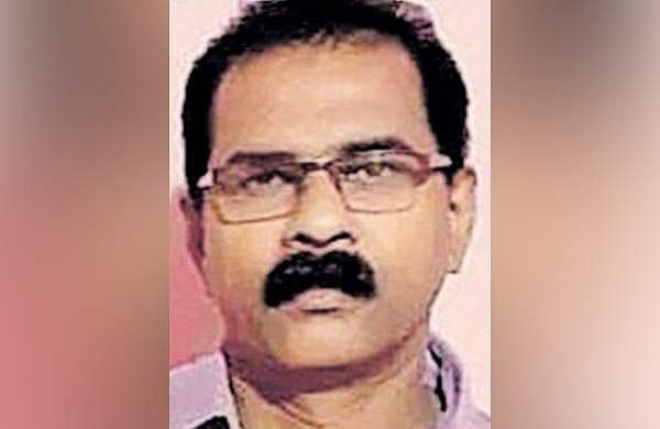 മണലിൽ തെന്നി റോഡിന് നടുവിലേക്ക് വീണു, പിന്നാലെ എത്തിയ കാർ ദേഹത്ത് കയറി; ബൈക്ക് യാത്രികൻ മരിച്ചു 