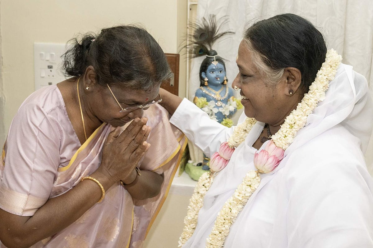 രാഷ്ട്രപതി അമൃതപുരിയിലെത്തി, മാതാ അമൃതാനന്ദമയിയുമായി കൂടിക്കാഴ്ച