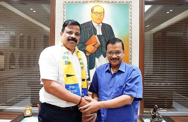 മുൻ എൻഡിഎ നേതാവ് വി ഗോപകുമാർ ആം ആദ്മി പാർട്ടിയിൽ ചേർന്നു