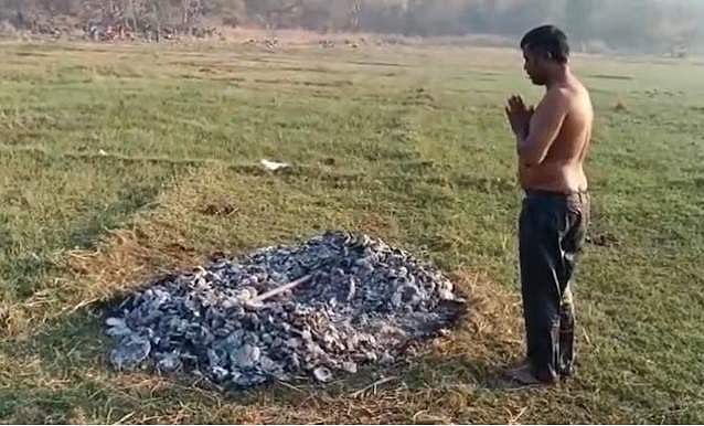ജ്യേഷ്ഠന്റെ ഭാര്യയുമായി അവിഹിതം; നിരപരാധിത്വം തെളിയിക്കാന്‍ യുവാവിന് അഗ്നിപരീക്ഷ; വീഡിയോ