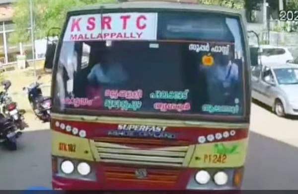 യാത്രക്കാരി അബോധാവസ്ഥയില്‍, സൂപ്പര്‍ ഫാസ്റ്റ് ബസ് 'ആംബുലന്‍സ്'; വാഹനം തിരിച്ച് അതിവേഗത്തില്‍ ചീറിപ്പാഞ്ഞു, കാരുണ്യത്തിന്റെ നിമിഷങ്ങള്‍- വീഡിയോ 