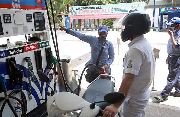 രാജ്യാന്തര എണ്ണവില 70 ഡോളറിലേക്ക്, രാജ്യത്ത് പെട്രോള്‍, ഡീസല്‍ വില കുറയില്ല; കാരണം