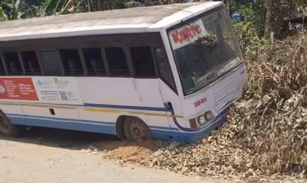 ഓടിക്കൊണ്ടിരിക്കെ ബ്രേക്ക് പൊട്ടി; കെഎസ്ആർടിസി ബസ് റോഡരികിലെ മൺകൂനയിൽ ഇടിച്ചു നിർത്തി ഡ്രൈവർ; ഒഴിവായത് വൻ ദുരന്തം