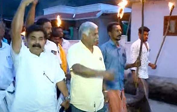 അരിക്കൊമ്പനെ പിടികൂടണം; ഇടുക്കിയിൽ പന്തം കൊളുത്തി പ്രതിഷേധവുമായി നാട്ടുകാർ