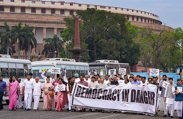 രാഹുലിന്റെ അയോഗ്യത: പ്രതിഷേധം കടുപ്പിക്കാന്‍ കോണ്‍ഗ്രസ്; എംപിമാര്‍ ഇന്ന് കറുപ്പണിഞ്ഞെത്തും; സ്പീക്കര്‍ വിശദീകരണം നല്‍കിയേക്കും