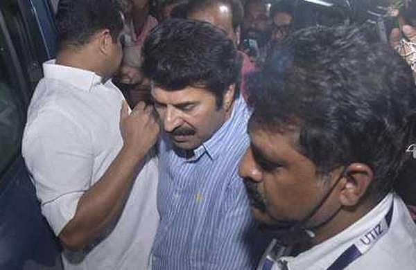 വിങ്ങിപ്പൊട്ടി മമ്മൂട്ടി; കരച്ചില്‍ അടക്കാനാകാതെ ജയറാമും ദിലീപും; കൊച്ചിയില്‍ ആയിരങ്ങളുടെ യാത്രമൊഴി