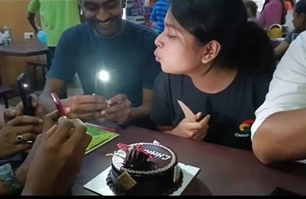 ഫ്ലാഷ് ലൈറ്റുകൾ 'ഊതിക്കെടുത്തി' പിറന്നാളുകാരി; വൈറലായി വിഡിയോ