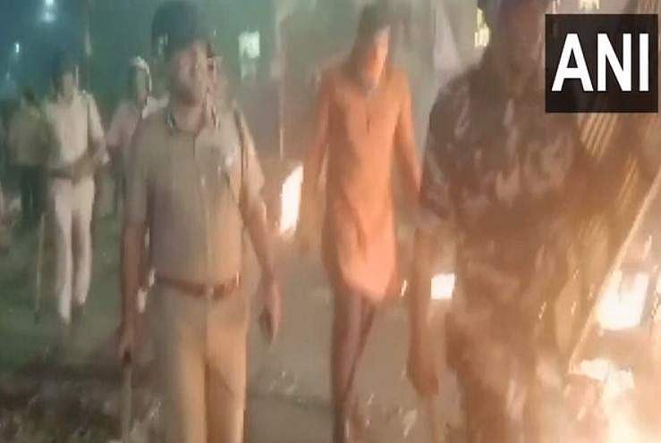 രാമനവമി ആഘോഷത്തിനിടെ ബം​ഗാളിൽ ആക്രമണം; നിരവധി വാഹനങ്ങൾ തീയിട്ടു