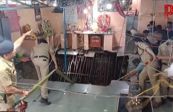 രാമനവമി ആഘോഷത്തിനിടെ ക്ഷേത്രക്കുളം തകര്‍ന്നു, നിരവധിപ്പേര്‍ കുടുങ്ങി, രക്ഷാപ്രവര്‍ത്തനം- വീഡിയോ