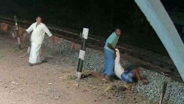 സെക്കന്റുകളുടെ വ്യത്യാസം; പാഞ്ഞടുത്ത് ട്രെയിന്‍, പാളത്തില്‍ വീണ വയോധികനെ സാഹസികമായി രക്ഷപ്പെടുത്തി