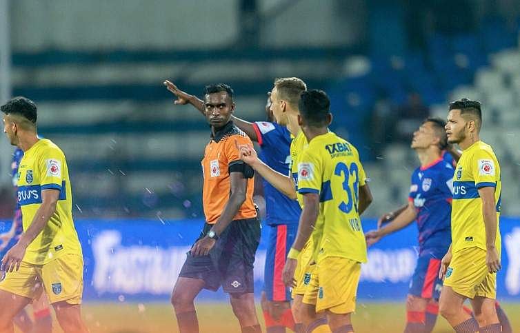 പ്ലേ ഓഫ് വീണ്ടും നടത്തണം, റഫറിയെ വിലക്കണം; പരാതി നല്‍കി കേരള ബ്ലാസ്റ്റേഴ്‌സ്