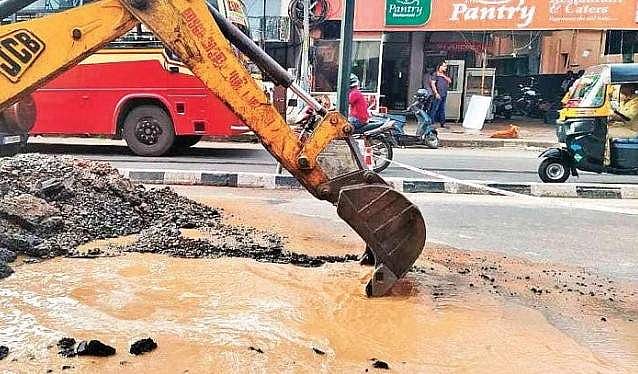 കോഴിക്കോട് മെഡിക്കല്‍ കോളജിലേക്കുള്ള ജലവിതരണ പൈപ്പ് പൊട്ടി; റോഡില്‍ വലിയ ഗര്‍ത്തം; കുടിവെള്ളം മുടങ്ങും