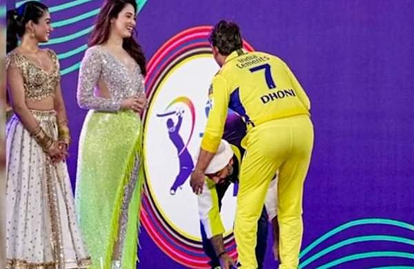 ഐപിഎല്‍ ഉദ്ഘാടന ചടങ്ങിനിടെ ധോനിയുടെ കാല്‍തൊട്ടുവണങ്ങി ഗായകന്‍ അര്‍ജിത് സിങ്; വൈറലായി ചിത്രം