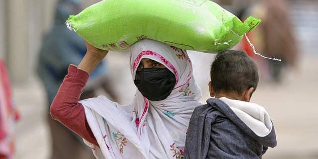 ദയനീയം പാകിസ്ഥാന്‍; ഭക്ഷണത്തിന് വേണ്ടിയുള്ള തിക്കിലും തിരക്കിലും കൊല്ലപ്പെട്ടത് 16പേര്‍, പട്ടിണി രൂക്ഷം