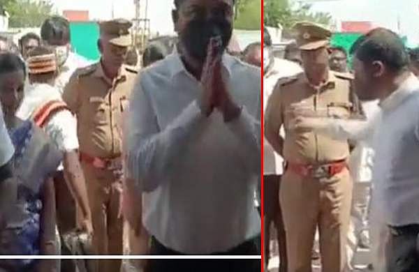 ക്ഷേത്ര ദര്‍ശനത്തിനെത്തി; കീഴ്ജീവനക്കാരനെ കൊണ്ട് ഷൂ എടുപ്പിച്ച് കലക്ടര്‍, വിവാദം (വീഡിയോ)