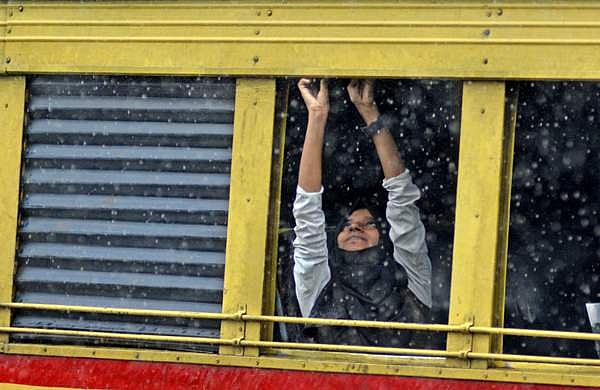 രാത്രി പത്തു കഴിഞ്ഞാല്‍ സ്ത്രീകള്‍ ആവശ്യപ്പെടുന്ന സ്ഥലത്ത് നിര്‍ത്തണം; മിന്നല്‍ ഒഴികെ എല്ലാ ബസുകള്‍ക്കും ബാധകം, ഉത്തരവിറക്കി ഗതാഗത വകുപ്പ്
