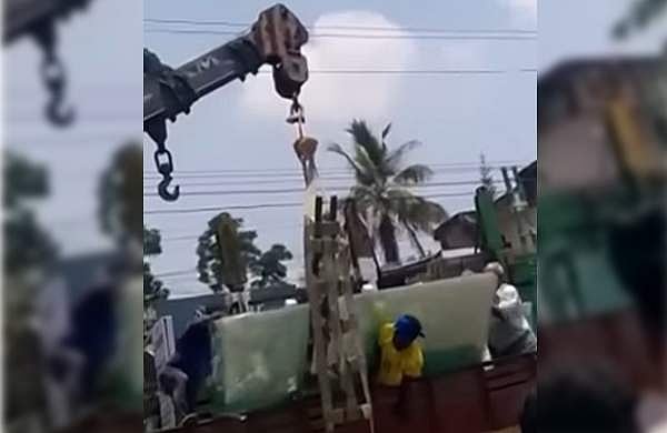 ലോറിയിൽ നിന്ന് ​ഇറക്കുന്നതിനിടെ ​ഗ്ലാസ് പാളികൾ മറിഞ്ഞ് ദേഹത്തുവീണു, ചുമട്ടുതൊഴിലാളി മരിച്ചു